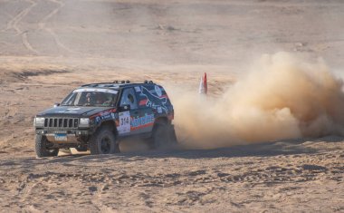 EL GOUNA, EGYPT - 4 Aralık 2020: El Gouna Ralli Kupası çöl mitingi 4 Aralık 2020 'de Mısır' ın El Gouna kentinde. El Gouna 'daki açılış günü özel zaman deneme aşaması.