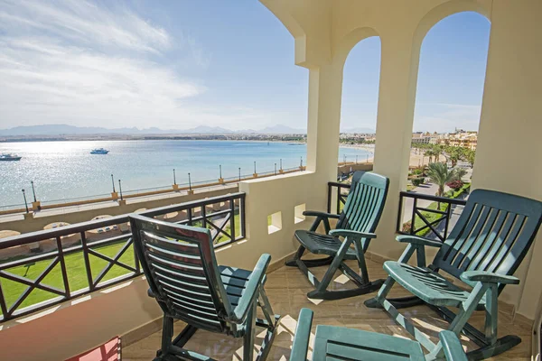 热带旅游胜地豪华公寓的露台庭院 从阳台上可以看到家具和海景 — 图库照片