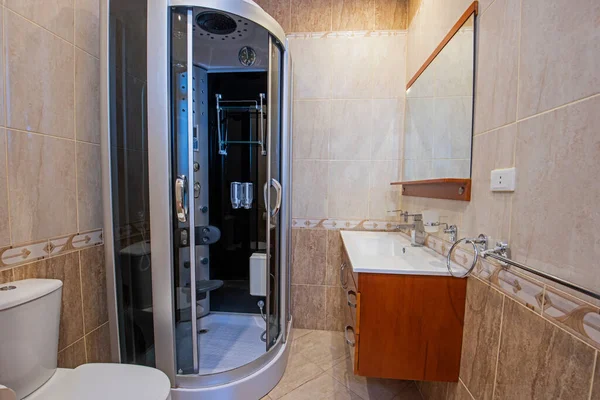 シャワーキュービルとシンク付きの豪華なショーホームバスルームのインテリアデザイン — ストック写真