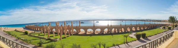 Vista Través Hermoso Jardín Mar Complejo Tropical Con Gran Puente Fotos De Stock