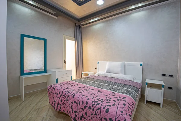 Εσωτερική Διακόσμηση Επίπλωση Πολυτελούς Show Home Bedroom Έπιπλα Και Διπλό Εικόνα Αρχείου