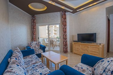 Lüks apartmandaki oturma odası salonu balkonla döşenmiş iç dizayn dekorasyonunu gösteriyor.