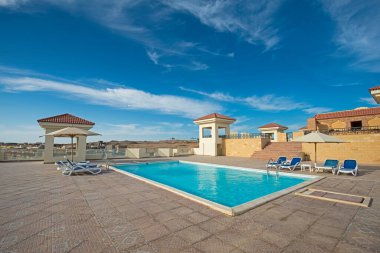 Lüks bir tropikal otel tesisinde büyük bir çatı yüzme havuzu.