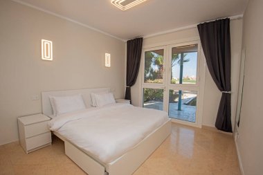 Lüks mobilyaların iç dizayn dekorasyonu, bahçe manzaralı ev odası ve çift kişilik yatak odası.