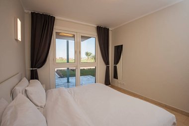 Lüks mobilyaların iç dizayn dekorasyonu, bahçe manzaralı ev odası ve çift kişilik yatak odası.