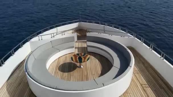 Luksusowy Prywatny Jacht Motorowy Drodze Tropikalne Morze Falą Łuku — Wideo stockowe