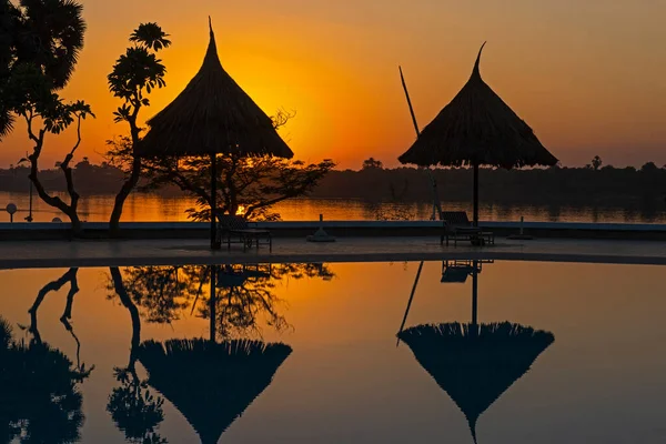 Outdoor Swimming Pool Tropical Luxury Hotel Resort Evening Sunset Reflection — Stock Photo, Image