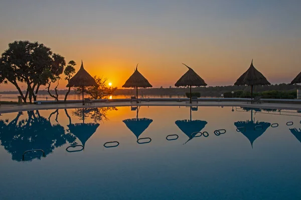 Piscina Aire Libre Hotel Lujo Tropical Atardecer Con Reflejo Agua —  Fotos de Stock