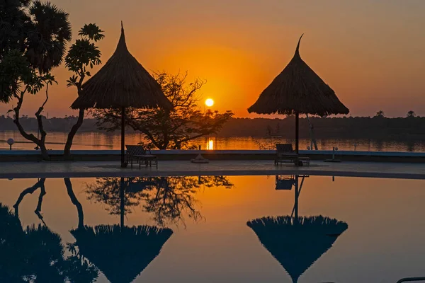 Outdoor Swimming Pool Tropical Luxury Hotel Resort Evening Sunset Reflection — Stock Photo, Image