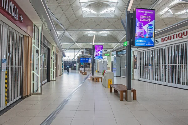 ロンドンは2021年2月6日に閉鎖された店舗を持つ空の空港出発ホール国際線はコロナウイルスのパンデミック旅行禁止によってひどく影響を受けた — ストック写真