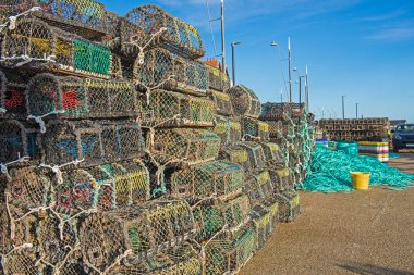 Balıkçı limanının rıhtımında yığılmış ıstakoz saksıları.