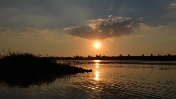 Czas Upływa Tropikalny Brzeg Rzeki Zmierzchu Zachód Słońca Chmurami Pomarańczowym — Wideo stockowe