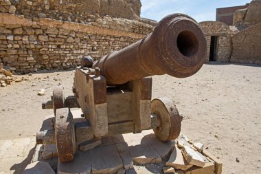 El Quseir Mısır 'da terk edilmiş bir Roma kalesinde terk edilmiş eski bir Napolyon topu.