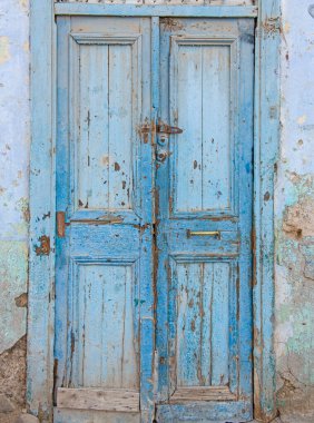 Eski kırsal ahşap kapı terk edilmiş geleneksel Mısır evinin duvarında