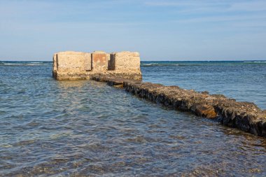 Mısırlı Afrika 'nın sahil kıyısındaki terk edilmiş boş tropikal plaj manzarası. Eski Roma limanı kalıntıları.