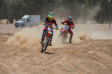 EL GOUNA, EGYPT - 2 Nisan 2021: El Gouna Motocross yarışması 2 Nisan 2021 tarihinde Mısır 'ın El Gouna kentinde yapıldı. Çöl yarışının ilk günü..