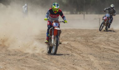 EL GOUNA, EGYPT - 2 Nisan 2021: El Gouna Motocross yarışması 2 Nisan 2021 tarihinde Mısır 'ın El Gouna kentinde yapıldı. Çöl yarışının ilk günü..