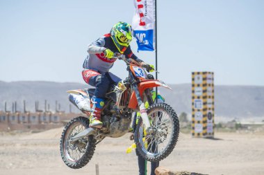 EL GOUNA, EGYPT - 2 Nisan 2021: El Gouna Motocross yarışması 2 Nisan 2021 tarihinde Mısır 'ın El Gouna kentinde yapıldı. Çöl yarışının ilk günü..