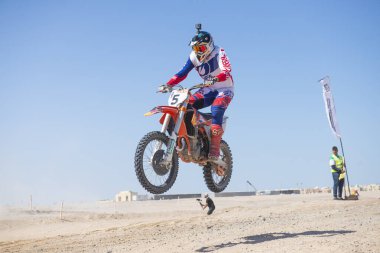 EL GOUNA, EGYPT - 2 Nisan 2021: El Gouna Motocross yarışması 2 Nisan 2021 tarihinde Mısır 'ın El Gouna kentinde yapıldı. Çöl yarışının ilk günü..