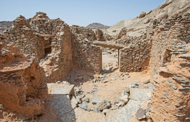Mısır 'ın doğusundaki Mons Claudianus' taki eski terk edilmiş taş ocağı şehir binalarının kalıntılarına bakın.
