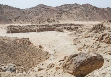 Mısır 'ın doğu çölündeki Mons Claudianus' ta terk edilmiş Roma taş ocağı binalarının panoramik manzarası