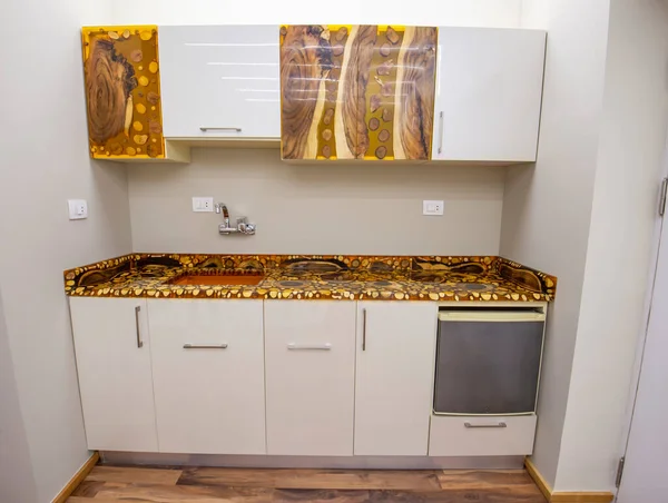 室内装饰环氧树脂和木制树块的设计 展示了豪华公寓陈列室的现代化厨房 橱柜和水池 — 图库照片