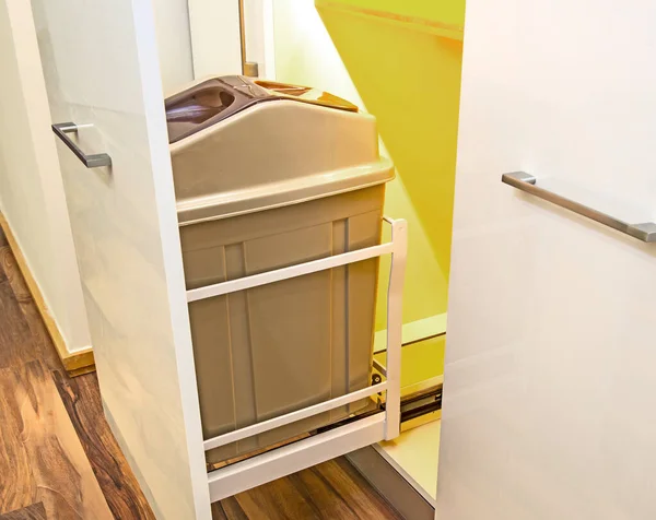豪华公寓厨房室内设计装饰展示了用垃圾桶装的滑动橱柜的特写细节 — 图库照片