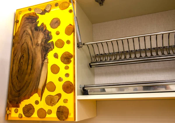 Modern Mutfak Dolaplarını Lüks Apartman Galerisindeki Tabakları Gösteren Dizayn Dekorasyonu — Stok fotoğraf
