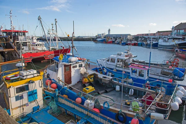 Landschaft Panoramablick Auf Küstenstadt Hafenhafen Mit Fischerbooten Auf Dock Vertäut — Stockfoto