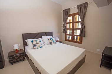 Lüks mobilyaların iç tasarım dekorasyonu. Mobilyaları ve çift kişilik yatağı gösteriyor.