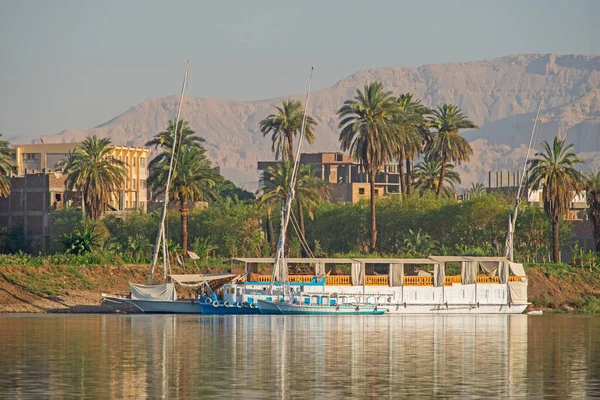 Μεγάλο Πολυτελές Παραδοσιακό Αιγυπτιακό Dahabeya Ποταμού Κρουαζιερόπλοιο Αγκυροβολημένο Στο Νείλο — Φωτογραφία Αρχείου
