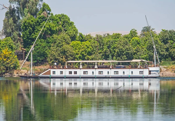 Large Luxury Traditional Egyptian Dahabeya River Cruise Boat Moored Nile — Stock Photo, Image