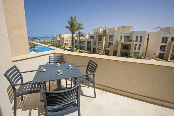 Terrassenmöbel Einer Luxuswohnung Tropischen Resort Mit Möbeln Und Meerblick Vom — Stockfoto
