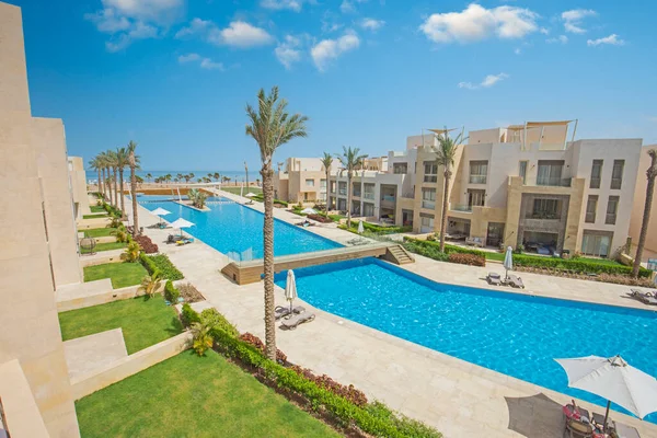 Vista Aérea Una Gran Piscina Con Jardín Hotel Tropical Lujo —  Fotos de Stock