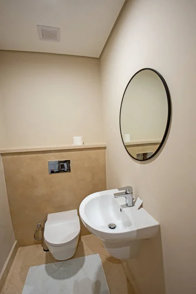 Innenarchitektur Eines Luxuriösen Show Home Badezimmers Mit Toilette Und Waschbecken — Stockfoto