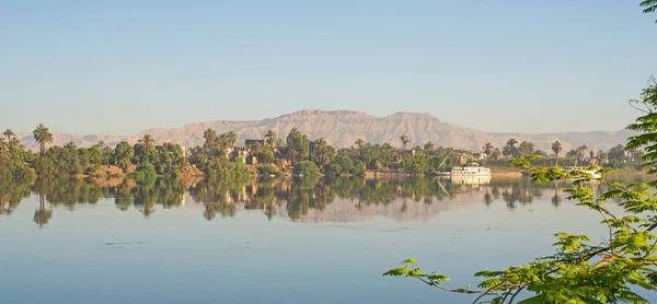 Panoramiczny Widok Rzekę Nilu Luxor Zachodni Brzeg Górami Refleksji Wodzie — Zdjęcie stockowe