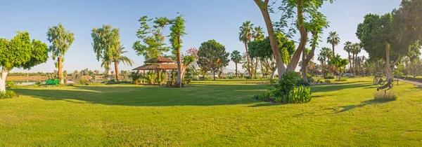 Tropikal Süs Bahçeli Kırsal Kesimin Panoramik Manzarası — Stok fotoğraf