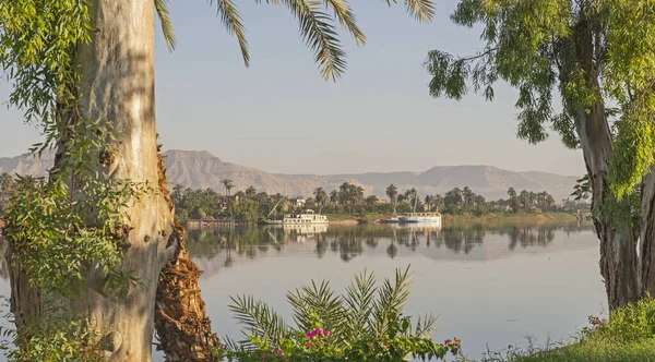 Panoramiczny Widok Rzekę Nilu Luxor Zachodni Brzeg Górami Refleksji Wodzie — Zdjęcie stockowe