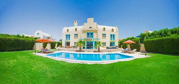 Panoramablick Auf Luxusvilla Zeigt Haus Tropischer Sommerferienanlage Mit Pool Und — Stockfoto