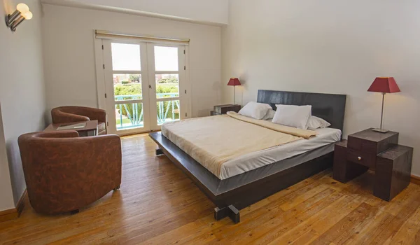 Lüks Mobilyaların Dizayn Dekorasyonu Yatak Odasını Gösteriyor Balkonlu Döşek Tarzı — Stok fotoğraf