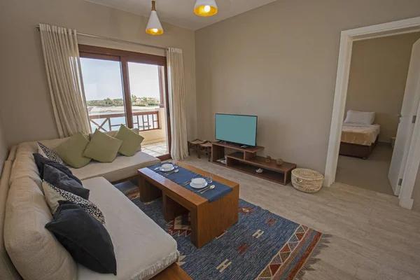 Lüks Apartman Tatil Evindeki Oturma Odası Salonu Balkon Yatak Odasıyla — Stok fotoğraf