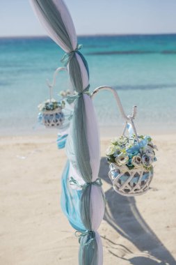 Düğün günü koridoru, perdeler ve kumlu tropikal plaj cenneti ile okyanus arka planını açmak için kemer. 