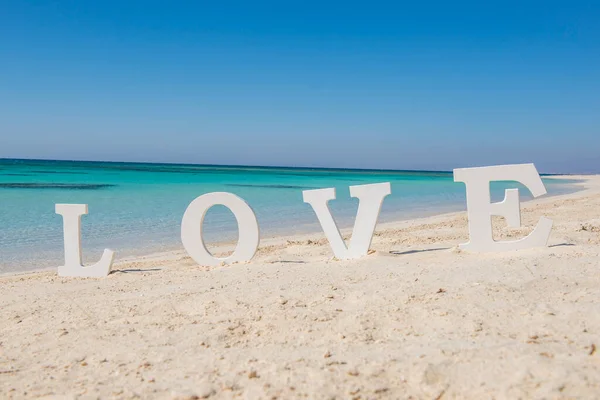 Närbild Romantisk Kärlek Tecken Tropisk Sandstrand Paradis Med Havet Bakgrunden — Stockfoto