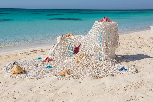 热带岛屿沙滩上的浪漫婚礼装饰品 以大海为背景 — 图库照片