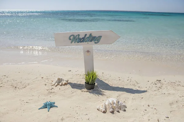 Primo Piano Del Segno Nozze Sull Isola Tropicale Spiaggia Sabbiosa — Foto Stock