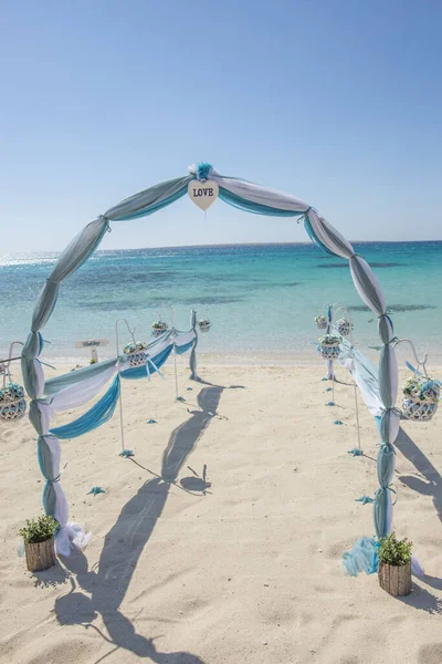 Felállítása Esküvő Napján Házasság Folyosón Függöny Boltív Homokos Trópusi Strand Jogdíjmentes Stock Fotók