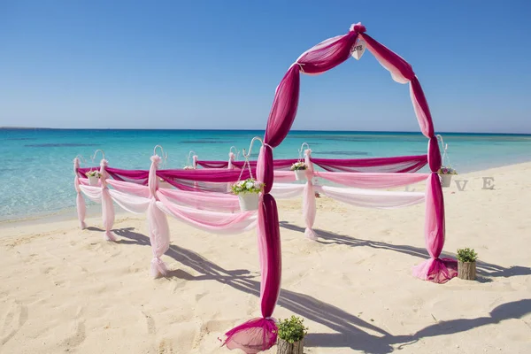 Ustawienie Ślubnej Nawy Zasłonami Łukiem Piaszczystej Tropikalnej Plaży Raj Aby — Zdjęcie stockowe