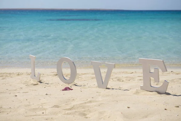 Närbild Romantisk Kärlek Tecken Tropisk Sandstrand Paradis Med Havet Bakgrunden — Stockfoto