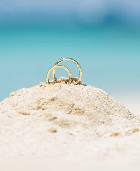 Pair Gold Wedding Ring Bands Jewelry Sand Tropical Desert Island — Stock Photo, Image