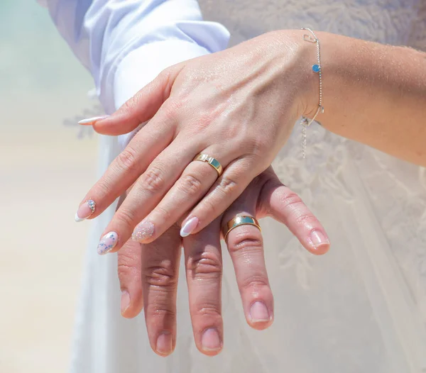 Vue Rapprochée Montrant Les Mains Couple Mariés Jour Mariage Avec — Photo